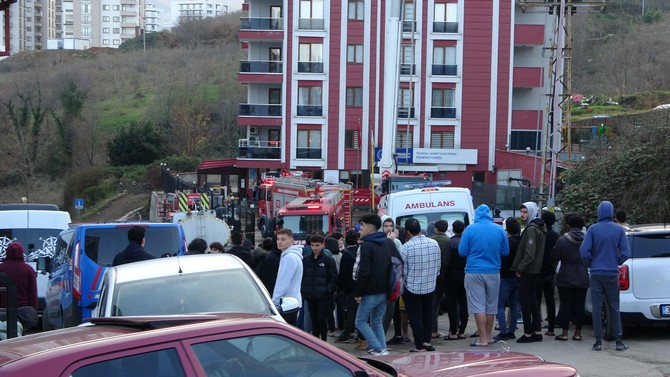 trabzonun-ortahisar-ilcesine-bagli-yalincak-mahallesinde-cok-katli-bir-ogrenci-yurdunun-catisinda-meydana-gelen-yangin-panige-neden-olurken-yanginda-olen-ya-da-yaralanan-olmamasi-yureklere-su-serpti-3.jpg