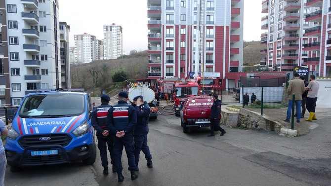 trabzonun-ortahisar-ilcesine-bagli-yalincak-mahallesinde-cok-katli-bir-ogrenci-yurdunun-catisinda-meydana-gelen-yangin-panige-neden-olurken-yanginda-olen-ya-da-yaralanan-olmamasi-yureklere-su-serpti-8.jpg