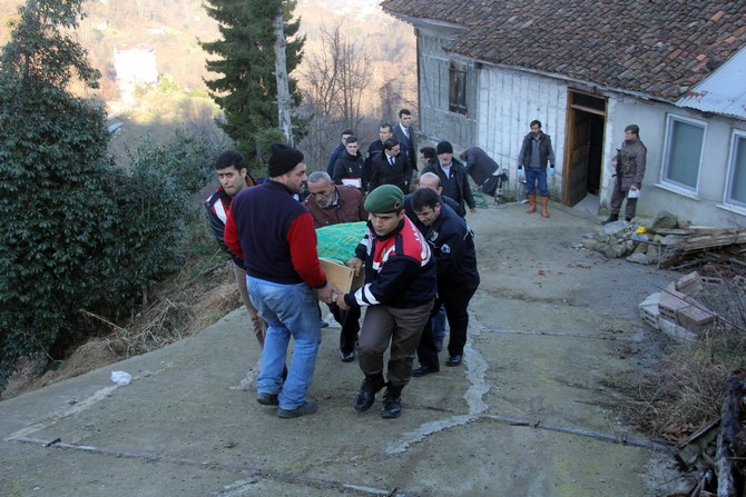 trabzonun-surmene-ilcesinde-bugun-cinnet-geciren-bir-sahis,-annesi-ile-3-kardesini-tufekle-vurarak-oldurdu-(10).jpg