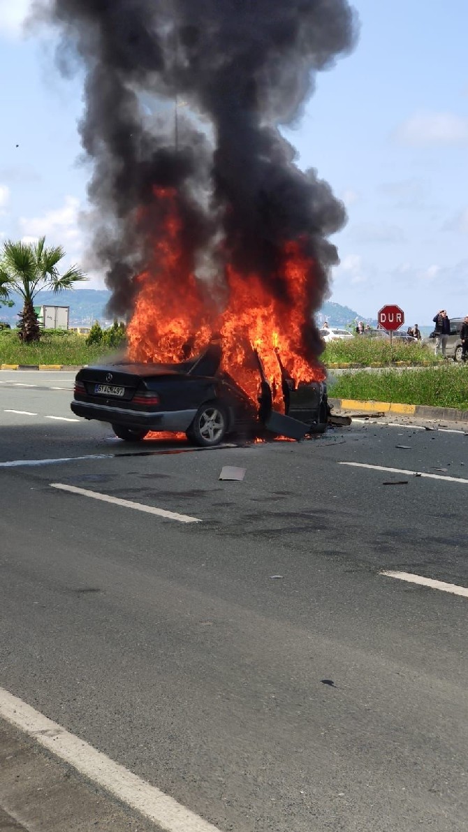trabzonun-surmene-ilcesinde-kamyonetle-carpisan-otomobilde-yangin-cikti-suruculer-hafif-yaralandi-1.jpg