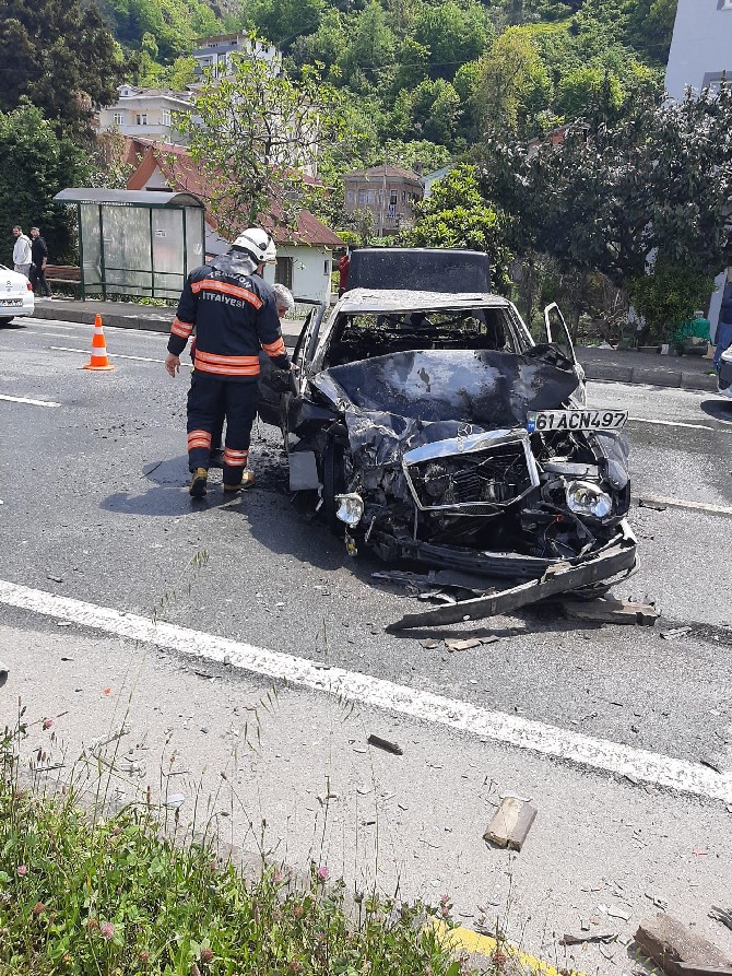 trabzonun-surmene-ilcesinde-kamyonetle-carpisan-otomobilde-yangin-cikti-suruculer-hafif-yaralandi-2.jpg