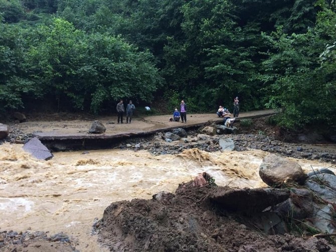 trabzonun-surmene-ilcesinde-siddetli-yagis-hayati-olumsuz-etkiledi-(4).jpg