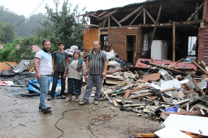 trabzonun-surmene-ilcesine-bagli-orta-mahallede-surmene-belediyesi-tarafindan-yikilan-ahsap-ev-sakinleri-evde-esyalari-oldugu-halde-yikimin-yapildigini-ve-magdur-olduklarini-iddia-ettiler-2.jpg