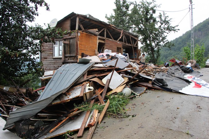 trabzonun-surmene-ilcesine-bagli-orta-mahallede-surmene-belediyesi-tarafindan-yikilan-ahsap-ev-sakinleri-evde-esyalari-oldugu-halde-yikimin-yapildigini-ve-magdur-olduklarini-iddia-ettiler-3.jpg