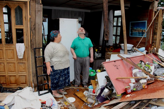 trabzonun-surmene-ilcesine-bagli-orta-mahallede-surmene-belediyesi-tarafindan-yikilan-ahsap-ev-sakinleri-evde-esyalari-oldugu-halde-yikimin-yapildigini-ve-magdur-olduklarini-iddia-ettiler-4.jpg