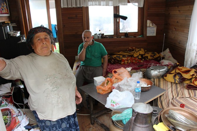 trabzonun-surmene-ilcesine-bagli-orta-mahallede-surmene-belediyesi-tarafindan-yikilan-ahsap-ev-sakinleri-evde-esyalari-oldugu-halde-yikimin-yapildigini-ve-magdur-olduklarini-iddia-ettiler-5.jpg