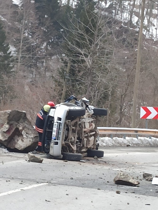 trabzonun-tonya-ilcesinde-uzerine-kaya-dusen-aracin-icerisindeki-4-kisinin-cansiz-bedenleri-cikartildi-9.jpg