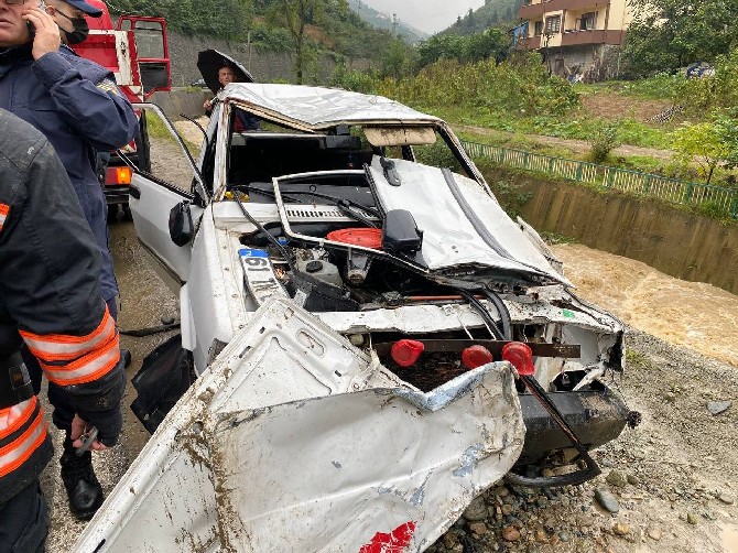 trabzonun-yomra-ilcesinde-otomobilin-dereye-ucmasi-sonucu-2-kisi-hayatini-kaybetti-3.jpg