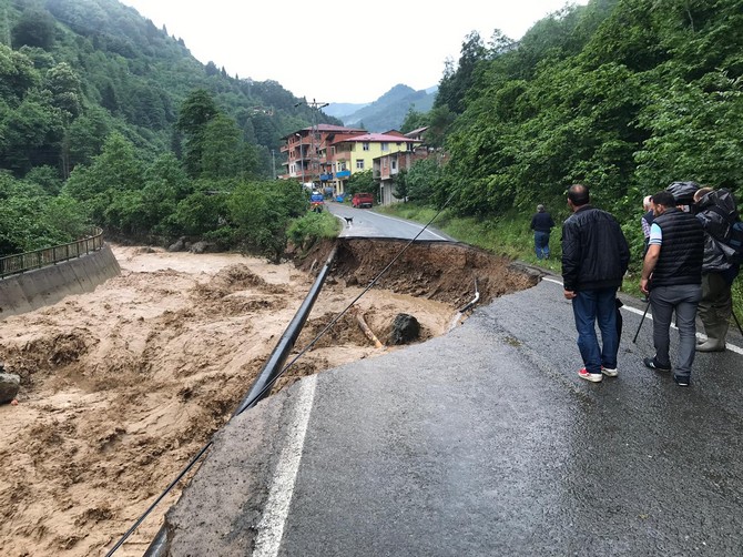 trabzonun-yomra-ozdil-karayolu-heyelan-nedeniyle-ulasima-kapandi-(5).jpg