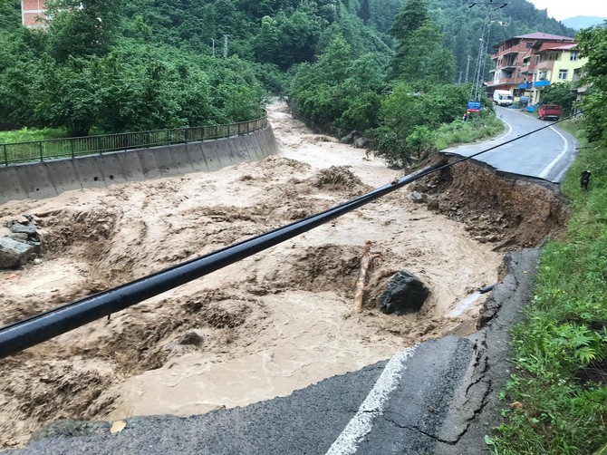 trabzonun-yomra-ozdil-karayolu-heyelan-nedeniyle-ulasima-kapandi-(6).jpg