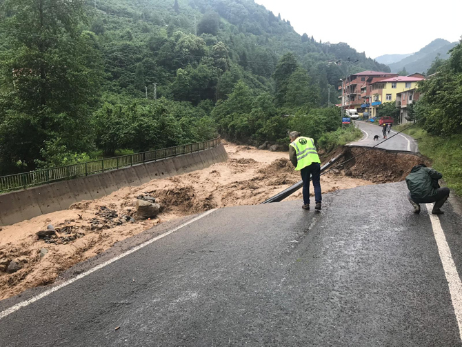 trabzonun-yomra-ozdil-karayolu-heyelan-nedeniyle-ulasima-kapandi.jpg