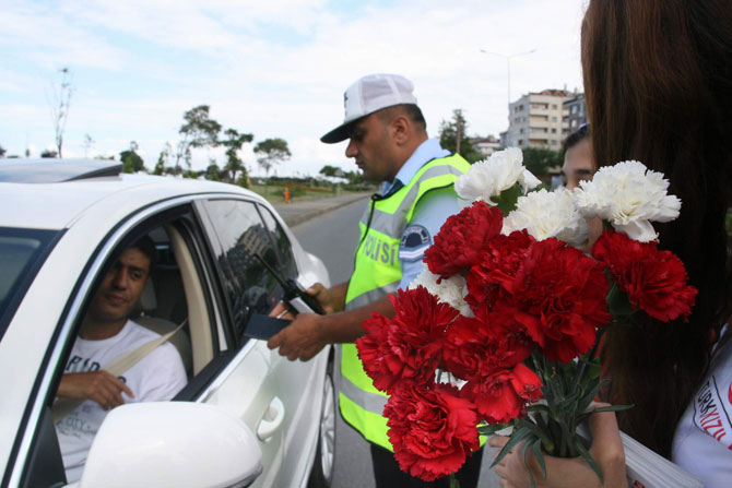 trafikte-kemer-takanlara-karanfil-takmayanlara-ceza-2.jpg