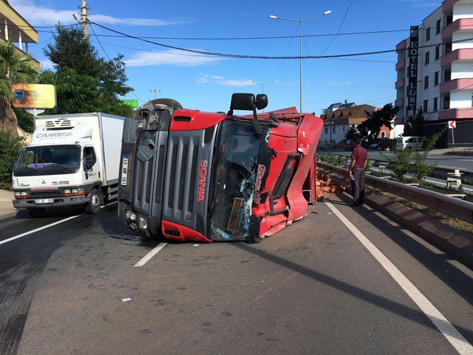 tugla-yuklu-tir-yola-devrildi,-karadeniz-sahil-yolu’nda-ulasim-durdu-1.jpg tugla-yuklu-tir-yola-devrildi,-karadeniz-sahil-yolu’nda-ulasim-durdu-1.jpg