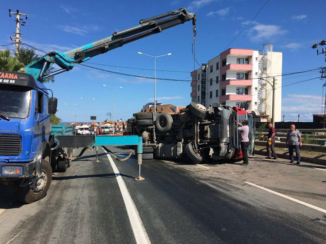 tugla-yuklu-tir-yola-devrildi,-karadeniz-sahil-yolu’nda-ulasim-durdu-2.jpg tugla-yuklu-tir-yola-devrildi,-karadeniz-sahil-yolu’nda-ulasim-durdu-2.jpg