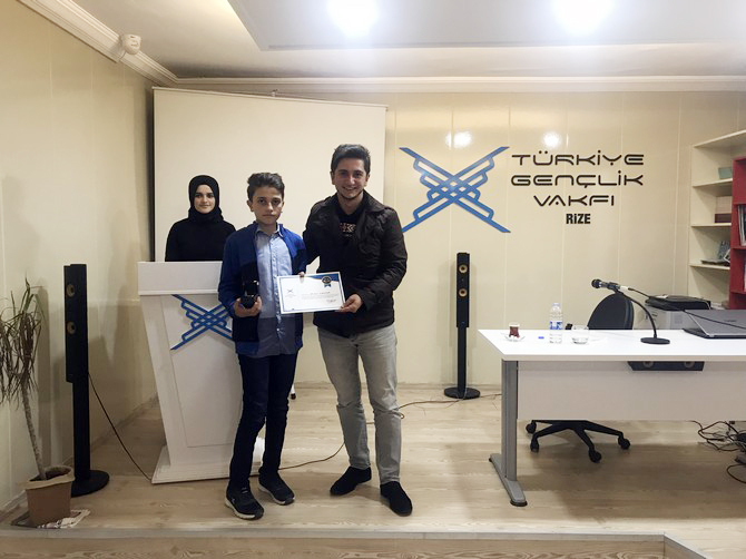 tugvanin-rize’de-“cizimlerle-40-hadis”-yarismasinda-oduller-verildi-(4).jpg