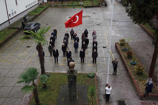 tum-yurtta-oldugu-gibi-rize’deki-okullarda-da-milli-egitim-bakani-ziya-selcukun-cagrisiyla-bayrak-toreni-duzenlendi,-istiklal-marsi-okundu-(1).jpg