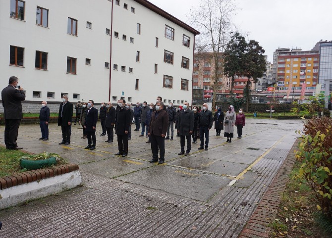 tum-yurtta-oldugu-gibi-rize’deki-okullarda-da-milli-egitim-bakani-ziya-selcukun-cagrisiyla-bayrak-toreni-duzenlendi,-istiklal-marsi-okundu-(2).jpg