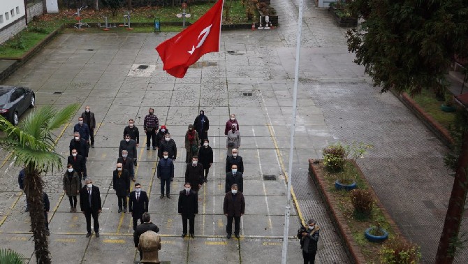 tum-yurtta-oldugu-gibi-rize’deki-okullarda-da-milli-egitim-bakani-ziya-selcukun-cagrisiyla-bayrak-toreni-duzenlendi,-istiklal-marsi-okundu-(3).jpg
