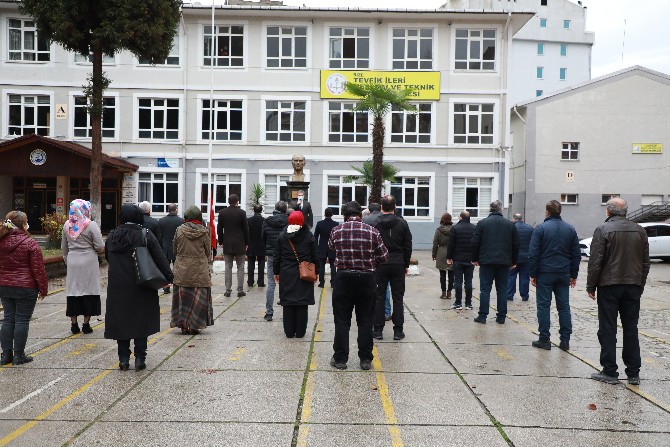 tum-yurtta-oldugu-gibi-rize’deki-okullarda-da-milli-egitim-bakani-ziya-selcukun-cagrisiyla-bayrak-toreni-duzenlendi,-istiklal-marsi-okundu-(4).jpg
