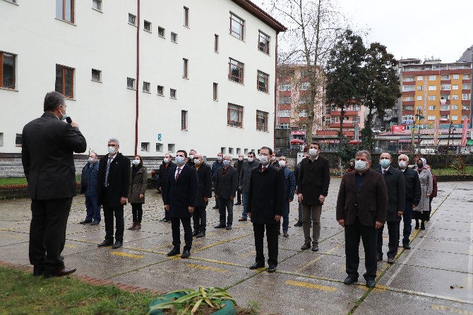 tum-yurtta-oldugu-gibi-rize’deki-okullarda-da-milli-egitim-bakani-ziya-selcukun-cagrisiyla-bayrak-toreni-duzenlendi,-istiklal-marsi-okundu-(5).jpg