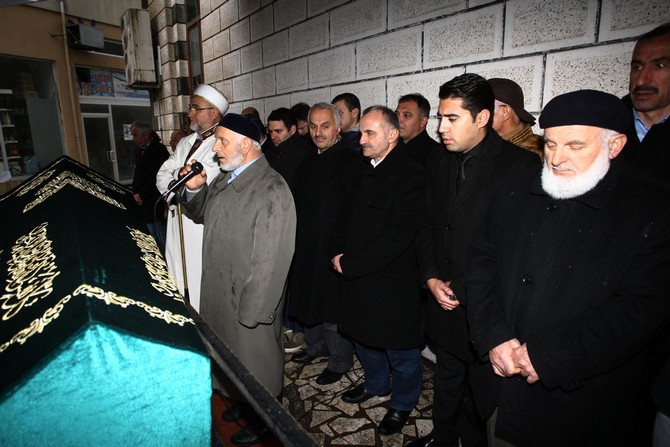 turk-havacilik-ve-uzay-sanayii-as-(tusas)-genel-muduru-temel-kotilin-vefat-eden-babasi-adem-ali-kotilin-cenazesi,-rizede-topraga-verildi-(4).jpg
