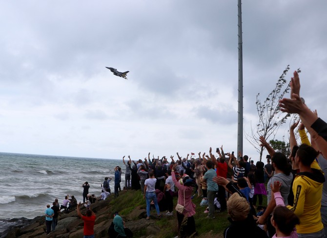 turk-silahli-kuvvetlerinin-gosteri-ekibi-solo-turk,-trabzon’un-of-ilcesinde-gosteri-ucusu-duzenlediturk-silahli-kuvvetlerinin-gosteri-ekibi-solo-turk,-trabzon’un-of-ilcesinde-gosteri-ucusu-duzenledi-(1).jpg