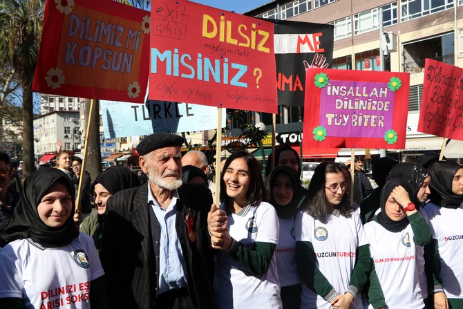 turkce’ye-karistirilan-yabanci-kelimeler-rize’de-protesto-edildi-(12).jpg