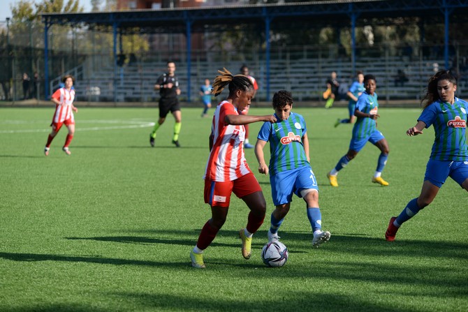 turkcell-kadin-futbol-super-ligi-b-grubundaki-karsilasmada-adana-idman-yurdu-spor-konuk-ettigi-caykur-rizesporu-4-3-maglup-etti-3.jpg