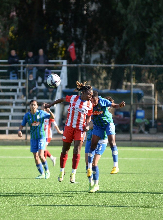 turkcell-kadin-futbol-super-ligi-b-grubundaki-karsilasmada-adana-idman-yurdu-spor-konuk-ettigi-caykur-rizesporu-4-3-maglup-etti-4.jpg