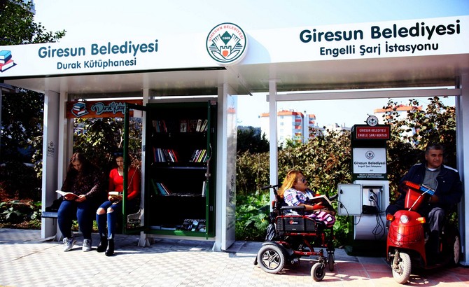 turkiye’de-ilk-defa-‘durak-kutuphane-ve-engelli-sarj-istasyonu’-giresun’da-acildi-(1).jpg