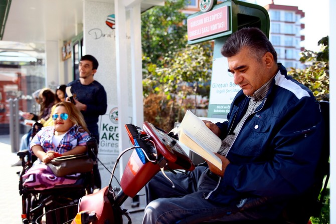 turkiye’de-ilk-defa-‘durak-kutuphane-ve-engelli-sarj-istasyonu’-giresun’da-acildi-(6).jpg
