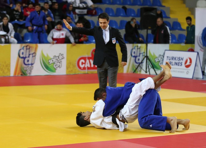 turkiye-gencler-judo-sampiyonasi,-rizede-basladi-(8).jpg