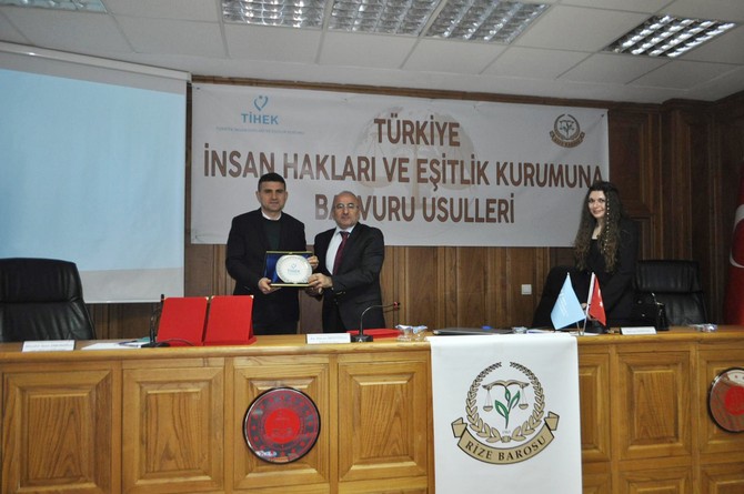 turkiye-insan-haklari-ve-esitlik-kurumu-kurul-uyesi-av-harun-mertoglu-rize-barosu-tarafindan-duzenlenen-programda-turkiye-insan-haklari-ve-esitlik-kurumuna-basvuru-kosullari-konulu-seminer-verdi-2.jpg