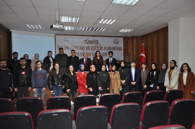 turkiye-insan-haklari-ve-esitlik-kurumu-kurul-uyesi-av-harun-mertoglu-rize-barosu-tarafindan-duzenlenen-programda-turkiye-insan-haklari-ve-esitlik-kurumuna-basvuru-kosullari-konulu-seminer-verdi-4.jpg