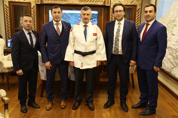 turkiye-judo-federasyonu-baskani-sezer-huysuz-beraberinde-federasyon-baskanvekili-cemalettin-komurcu-ve-rize-genclik-hizmetleri-il-muduru-mustafa-celik-ile-birlikte-rize-valisi-erdogan-bektas’i-makaminda-ziyaret-etti-1.jpg