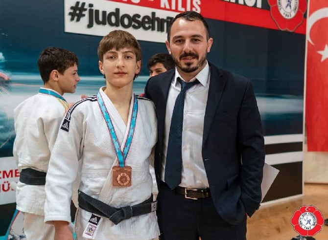 turkiye-judo-federasyonu-ve-kilis-belediyesi-isbirligi-ile-24-26-ocak-tarihleri-arasinda-duzenlenen-spor-toto-2020-umitler-turkiye-judo-sampiyonasinda-rizeli-sporcular-derece-elde-etmeye-devam-ediyor-(4).jpg