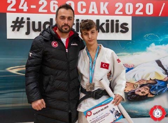 turkiye-judo-federasyonu-ve-kilis-belediyesi-isbirligi-ile-24-26-ocak-tarihleri-arasinda-duzenlenen-spor-toto-2020-umitler-turkiye-judo-sampiyonasinda-rizeli-sporcular-derece-elde-etmeye-devam-ediyor-(5).jpg