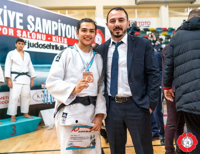 turkiye-judo-federasyonu-ve-kilis-belediyesi-isbirligi-ile-24-26-ocak-tarihleri-arasinda-duzenlenen-spor-toto-2020-umitler-turkiye-judo-sampiyonasinda-rizeli-sporcular-derece-elde-etmeye-devam-ediyor-(6).jpg