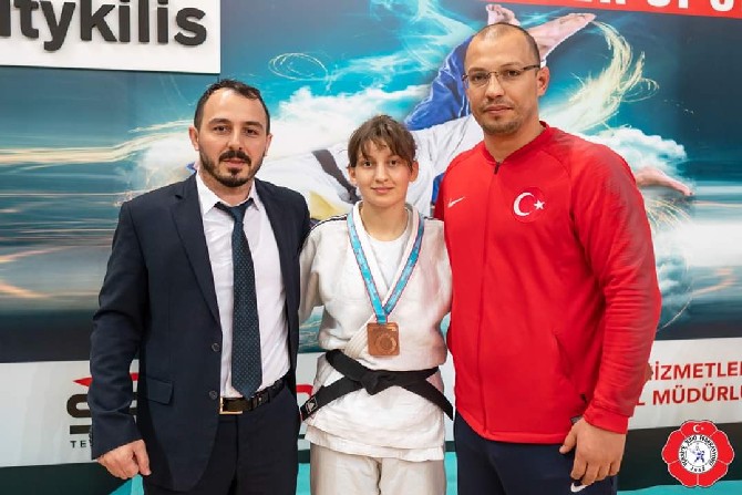 turkiye-judo-federasyonu-ve-kilis-belediyesi-isbirligi-ile-24-26-ocak-tarihleri-arasinda-duzenlenen-spor-toto-2020-umitler-turkiye-judo-sampiyonasinda-rizeli-sporcular-derece-elde-etmeye-devam-ediyor-(7).jpg