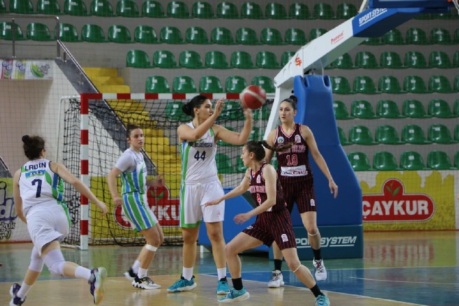 turkiye-kadinlar-basketbol-ligi-28-hafta-karsilasmasinda-rize-yenisehir-spor-salonunda-turgutlu-belediyesporu-konuk-eden-rize-belediyesi-parkeden-19-sayi-farkla-63-44-galip-ayrildi-1.jpg