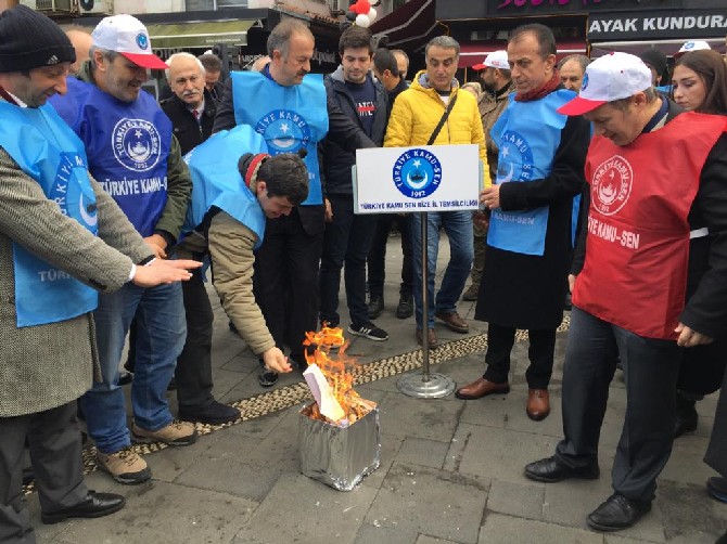 turkiye-kamu-sen-uyeleri-rize’de-memur-maas-zammini-bordro-yakarak-protesto-etti-(7).jpg