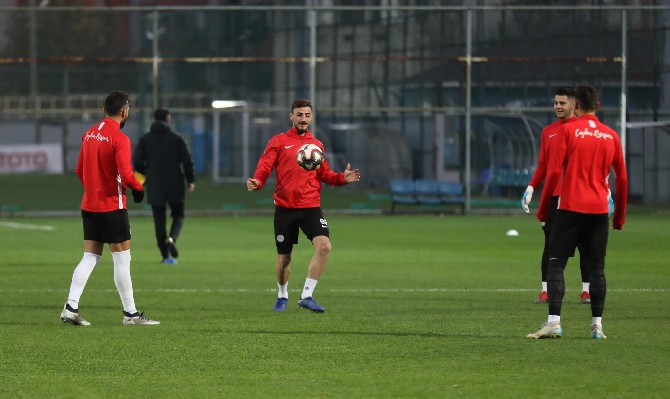 turkiye-kupasi-5.-kademe-ilk-macinda-yilport-samsunspor-ile-5-aralik-persembe-gunu-sahasinda-karsilasacak-caykur-rizespor,-teknik-direktor-ismail-kartal-yonetiminde-mehmet-cengiz-tesislerinde-calismalarini--(3).jpg