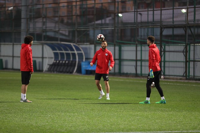 turkiye-kupasi-5.-kademe-ilk-macinda-yilport-samsunspor-ile-5-aralik-persembe-gunu-sahasinda-karsilasacak-caykur-rizespor,-teknik-direktor-ismail-kartal-yonetiminde-mehmet-cengiz-tesislerinde-calismalarini--(4).jpg