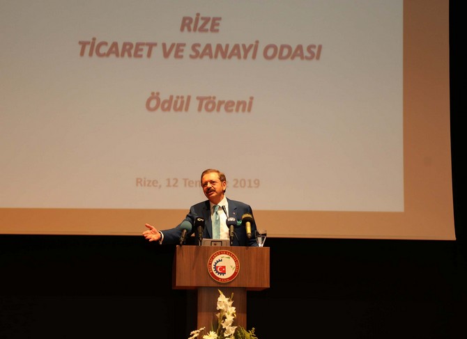 turkiye-odalar-ve-borsalar-birligi-(tobb)-baskani-rifat-hisarciklioglu,-rize-ticaret-ve-sanayi-odasinca,-kentteki-bir-otelde-duzenlenen-ekonomiye-deger-katan-rizenin-yildizlari-vergi-odul-torenine-katildi-(3).jpg
