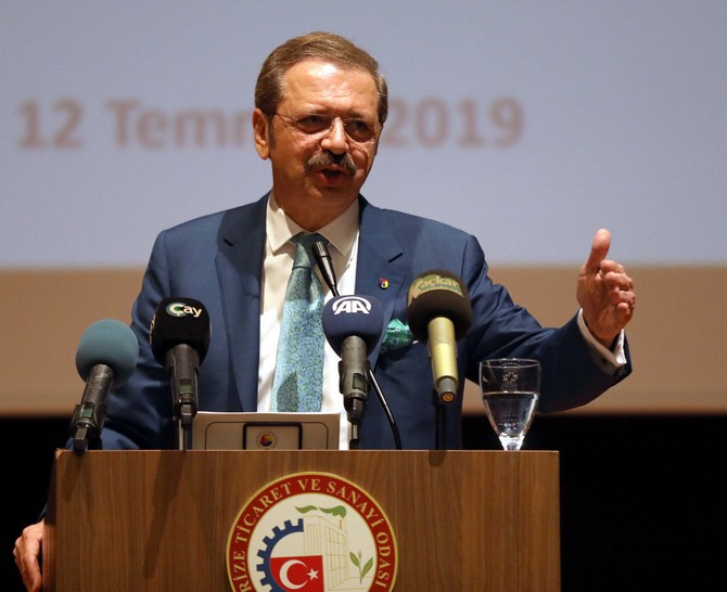 turkiye-odalar-ve-borsalar-birligi-(tobb)-baskani-rifat-hisarciklioglu,-rize-ticaret-ve-sanayi-odasinca,-kentteki-bir-otelde-duzenlenen-ekonomiye-deger-katan-rizenin-yildizlari-vergi-odul-torenine-katildi-(4).jpg