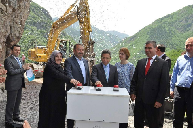turkiyenin-en-buyuk-seyir-terasinin-temeli-artvinde-atildi1.jpg