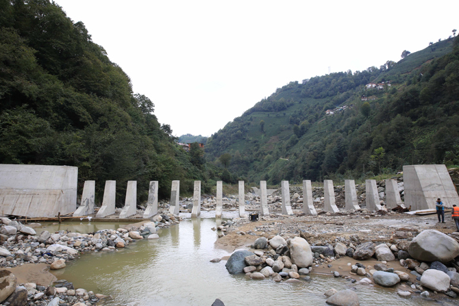 turkiyenin-ilk-gecirgen-tersip-bendi-ozelligini-tasiyan-ve-rizede-yapimi-devam-eden-merkez-ve-guneysu-ilceleri-taslidere-vadisi-islahi-besinci-kisim-projesinde-yuzde-80-fiziki-gerceklesmeye-ulasildi-1.jpg