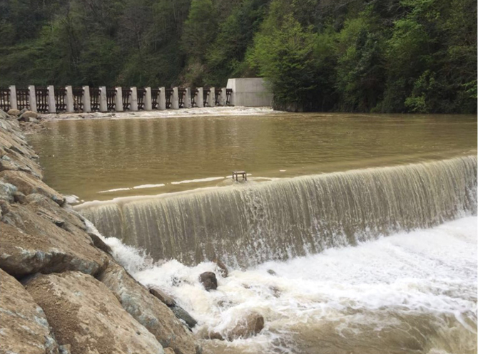 turkiyenin-ilk-gecirgen-tersip-bendi-ozelligini-tasiyan-ve-rizede-yapimi-devam-eden-merkez-ve-guneysu-ilceleri-taslidere-vadisi-islahi-besinci-kisim-projesinde-yuzde-80-fiziki-gerceklesmeye-ulasildi.jpg