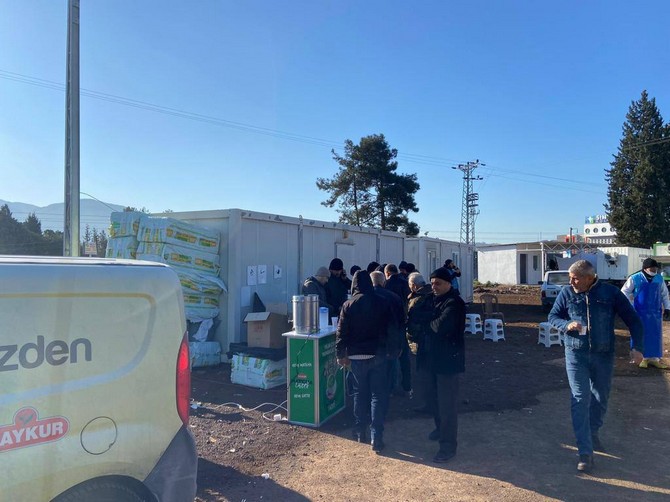 turkiyenin-yuzu-caykur-deprem-bolgelerinde-sicak-cay-ikram-nokta-sayisinda-100e-yaklasiyor-5.jpg