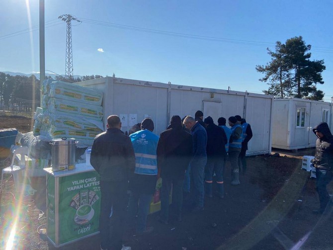turkiyenin-yuzu-caykur-deprem-bolgelerinde-sicak-cay-ikram-nokta-sayisinda-100e-yaklasiyor-6.jpg